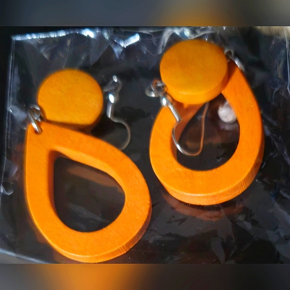 New in package light brown hook earrings - Picture 1 of 2